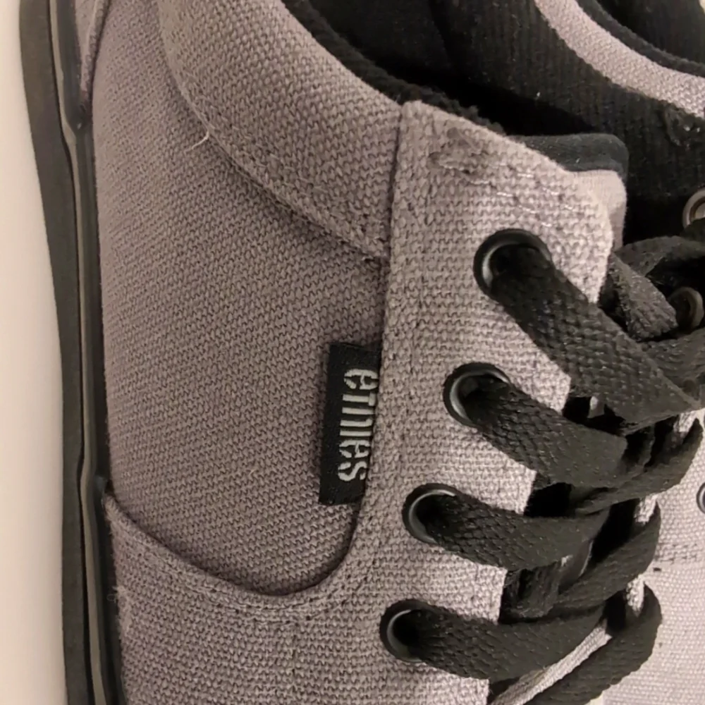 Etnies Gray and Black Sneakers barge LS‎ Men's Size 8.5